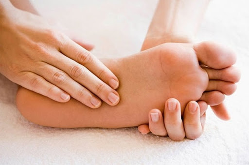 Cách massage bấm huyệt gan bàn chân trị bệnh