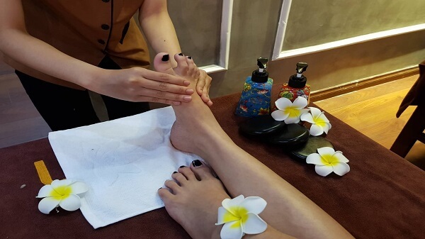 Cách massage giảm đau cơ chân khi làm việc nặng